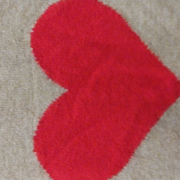 Vince Camuto Oversized Heart Sweater. - Picture 4 of 9
